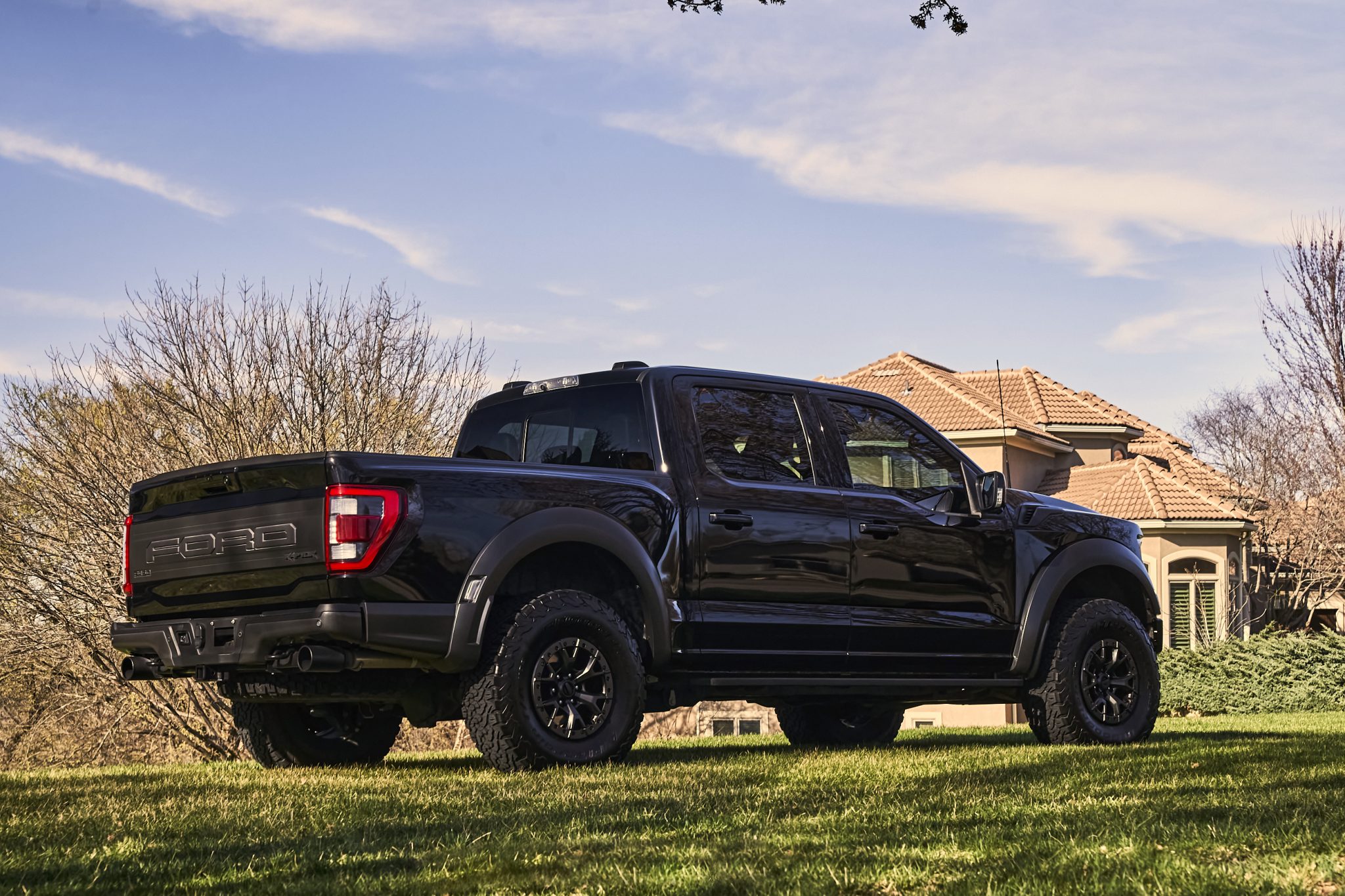 2022 Ford F-150 Raptor SuperCrew photo 2