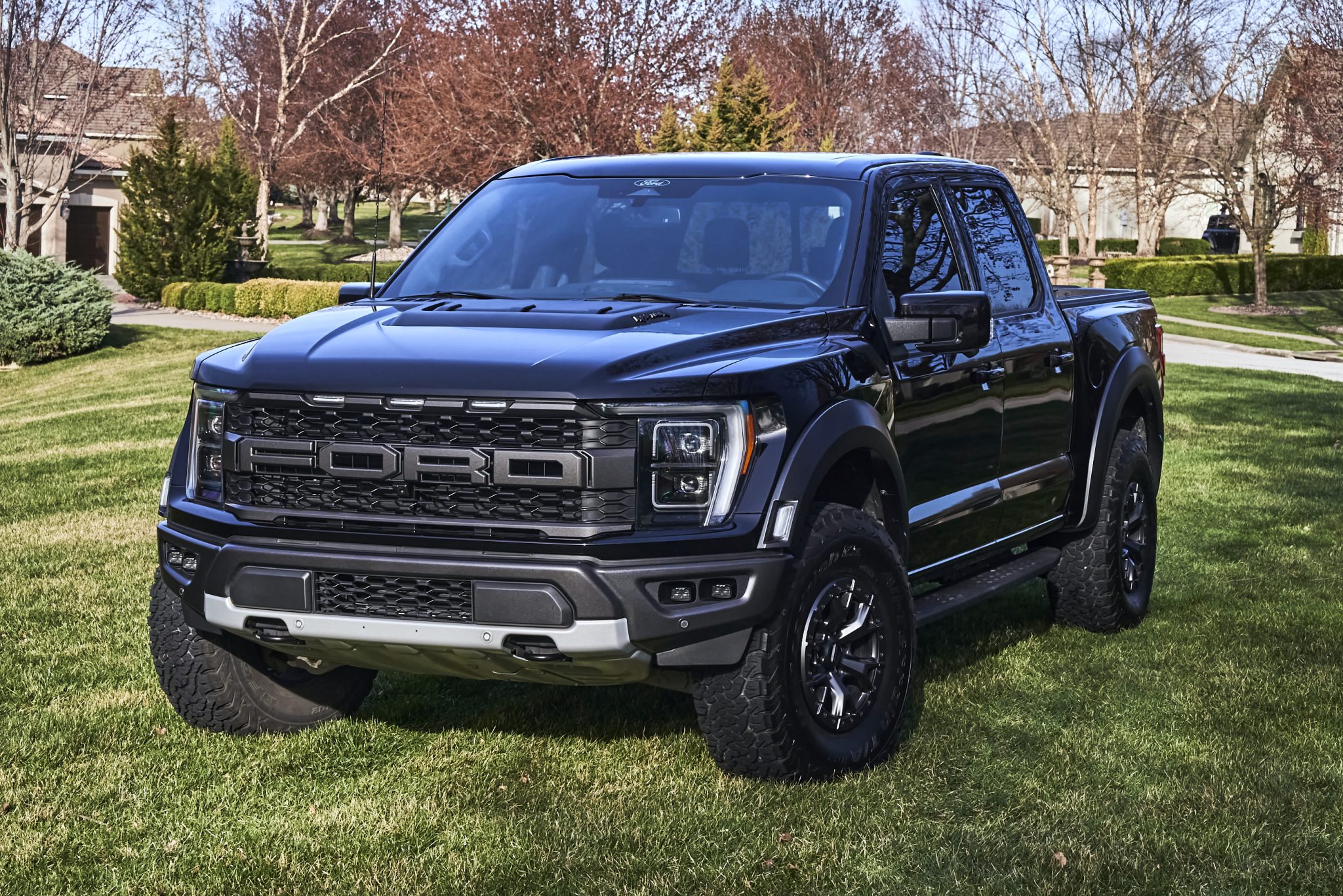 2022 Ford F-150 Raptor SuperCrew photo 3